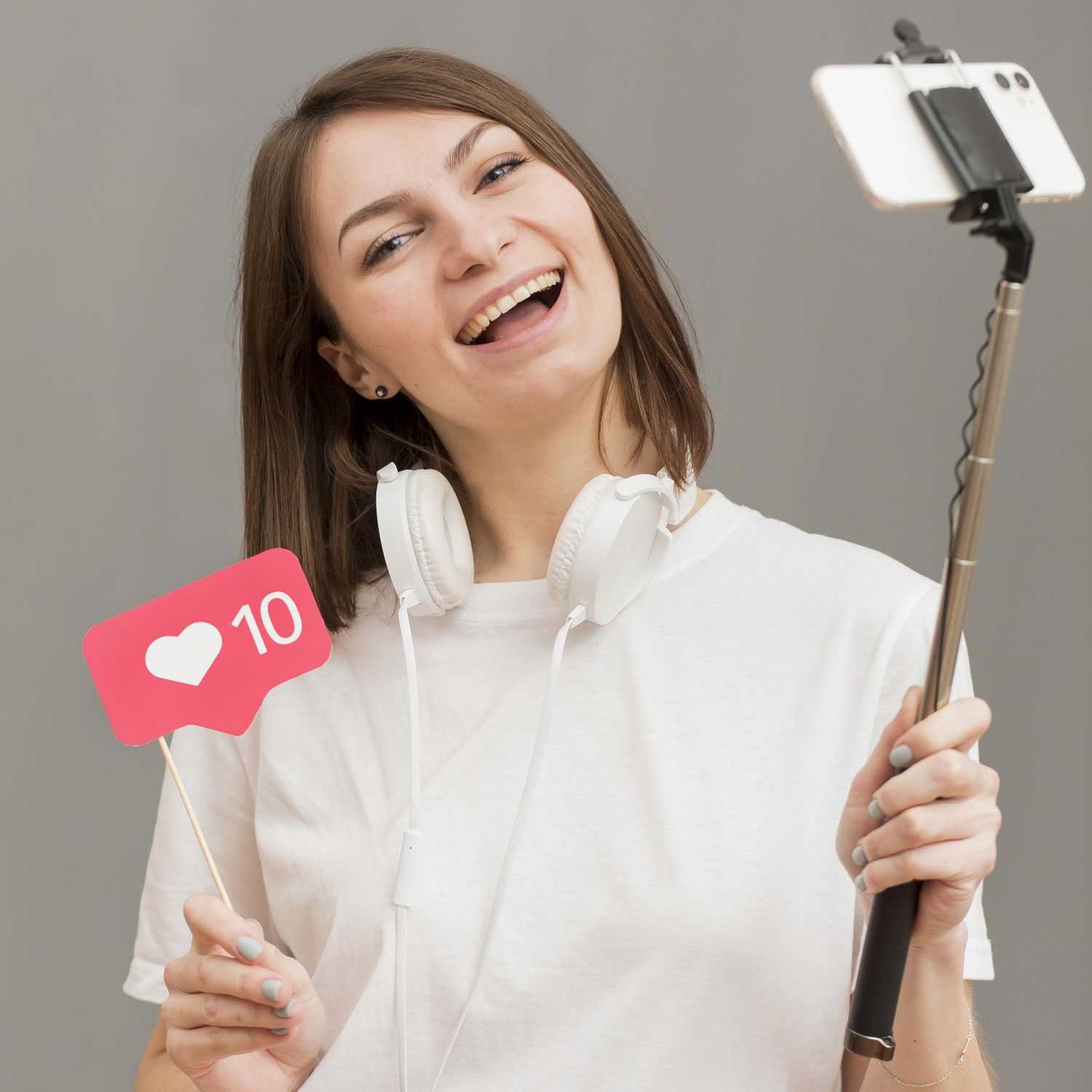 Influencer making video